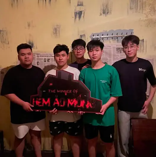 Team Nâng Cao Sĩ Diện after cracking their case at Lucid Escape