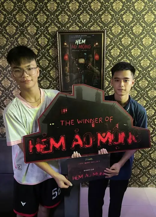 Team Phố Sạch after cracking their case at Lucid Escape