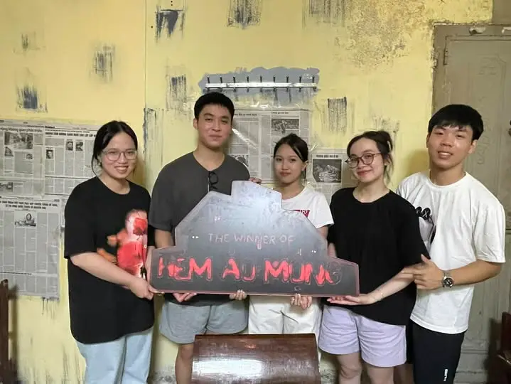 Team Quỳnh Anh after cracking their case at Lucid Escape